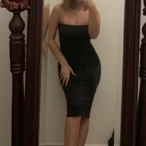 Svart tube dress - En jättefin svart tube dress i storlek S. Den är väldigt strechig och passar därför S-M. Helt oanvänd. Lånade bilder. Skriv för mer info och bilder.