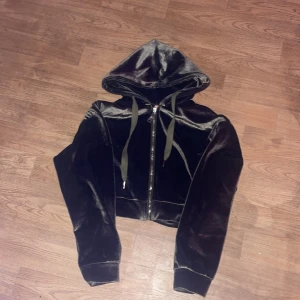 Velour Hoddie  - Cropped Velour Hoddie  Bra kvalite och tjockt material  Storlek: XS/S