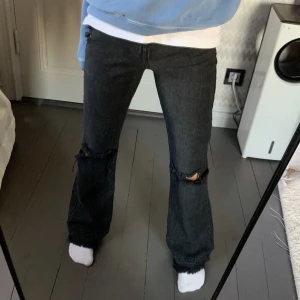 Bootcut jeans - Bershka - Ett par skitsnygga mörkgråa bootcut jeans från bershka, med hål på båda knäna, som tyvärr blivit för små för mig. Använda endast 1-2 ggr så de är i nyskick!💕