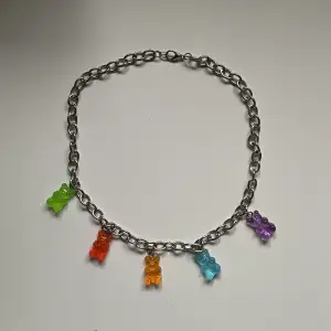 Gulligt och färgglatt halsband! Inte använd på länge, köpt här på plick :)