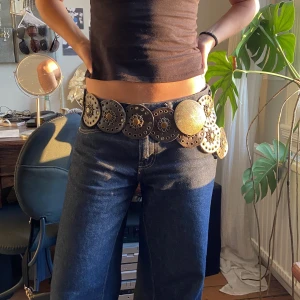 Trendigt skärp (concho belt) - Snyggt och trendigt skärp i brunt läder och bra skick!! Skriv privat för mer info eller om du är intresserad❤️(priset går att förhandla såklart)