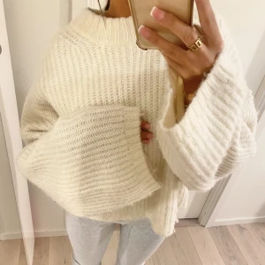 Vit stickad tröja  - Jätte mysig stickad tröja i fint tjockt material och utsvängda armar 💞🧸