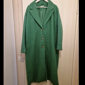 Kappa - Fin grön kappa, sitter fint på och är lång. Älskar denna men dessvärre för stor, skön och passar de mests outfitsen. Inte alls mycket använd. 