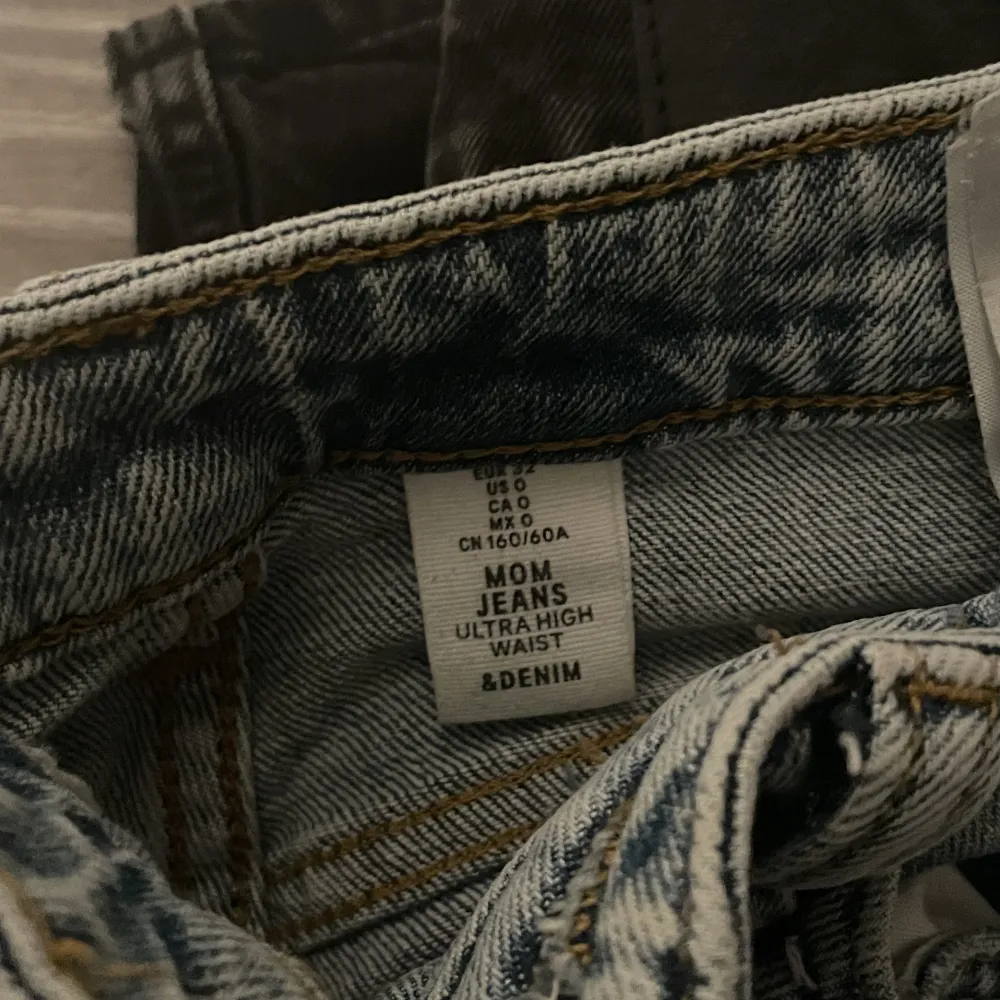 ljusa slitna jeans från h&m, använde ca 1 år sedan, men nu passsar dom ej mig längre. är 162cm och slriv om du undrar något, använder köp nu❤️. Jeans & Byxor.