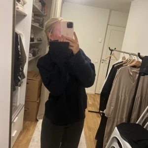 Mörkblå stickad tröja  - En jättefin och skön stickad tröja från Zara. Den är mörkblå och har en krage som är skön nu till hösten! Knappt använd 💓💓