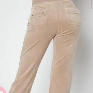 Juicy Couture byxor  - Säljer dessa juicy byxor i färgen beige. Storlek XXS. Köpte dem för en månad sedan, använd ett fåtal gånger 