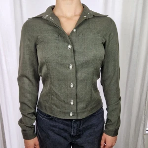 Blus - Mörkgrön blus med pärlknappar