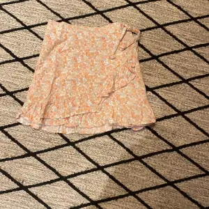 Blommig kjol från Kappahl i stl 146/152 men passar upp till ca 160cm. Mycket fint skick