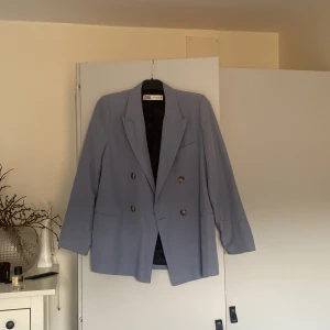 Kavaj  - Blå kavaj från Zara. Strl M. Oanvänd. 