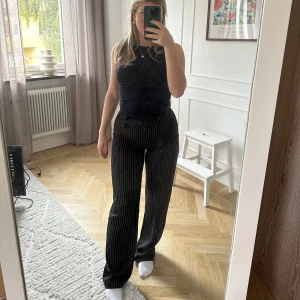 Kostymbyxor - Randiga kostymbyxor från nakd! Knappast använda då de är lite små på mig. Storlek 34