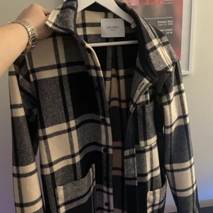 LES DEUX skjorta  - Säljer nu min Les deux skjorta då jag inte använder den. Skjortan är näst intill inte använd och är i perfekt skick.