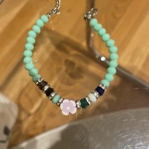 Armband  - Jättefint armband ej andvänd 🌸🌺🌼