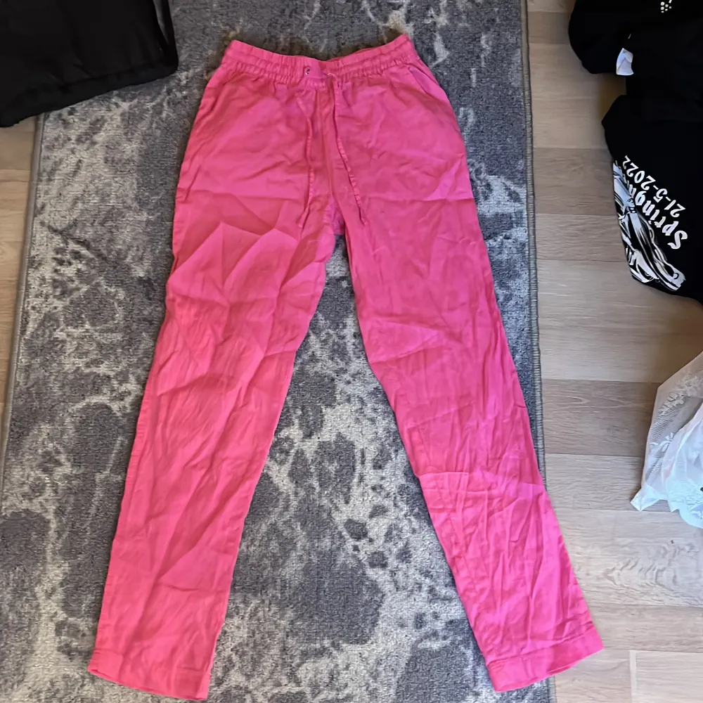 Nya linnebyxor från H&M i storlek XS. Använda endast 1 gång och tvättade efter det! Rymliga fickor framtill! Dem är skrynkliga men de är inget som inte går att fixa! Är 1,67 lång och den sitter som ni ser till hälen ungefär! Nypris: 150kr. Jeans & Byxor.