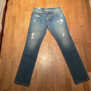 Tja säljer dessa riktig grischig och fräsch par av abercombie & fitch vintage jeans dem är i 9/10 skick och är i modellen skinny! Tveka inte vid frågor! Mvh Hugo.