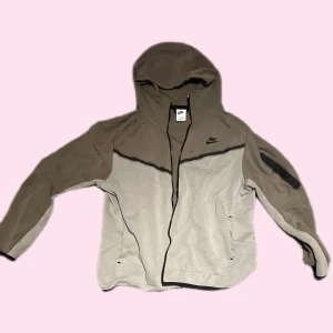 Tech fleece - Säljer denna beige/brun tech fleece då jag ej använder den längre, den är köpt från nike.com.