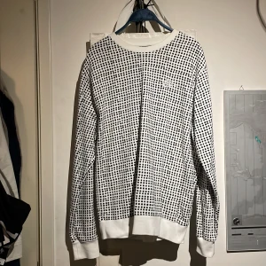 NIKE CREWNECK - Fräsch vit/svart prickig nike crewneck, använd fåtal gånger. Strl S. Cond 7/10 💦 Köpare står för frakt 