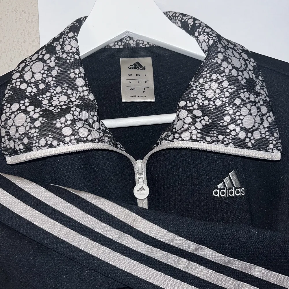 Snygg adidas kofta med lite mönster på!🖤🤍 Finns dragkedjor vid fickorna så att de går att stänga ordentligt 🌸 Säljer då jag inte kan minnas att jag nånsin använt den, men den är iaf i nyskick! Står ingen storlek på insidan men skulle gissa på strl S ❣️. Tröjor & Koftor.