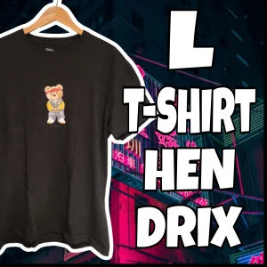 HENDRIX T-SHIRT MED BJÖRN - Skön tischa med björn på. Buren ett par gånger men säljs för att jag har för många T-Shirts. Bilden ovan är min, men fler kan tas om det behövs (kom DM!).