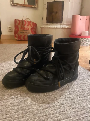 Inuiiki  - Inuiiki skor som är köpte för ca 2 år sen för ca 3000kr! Stl 38 och är sparsamt änvända! Finns en defekt på ena snöret (se sista bilden)! Säljer för 1200kr och sulor medkommer!🥰🥰 Skriv ett PM vid intresse❤️