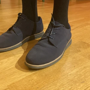 Gram skor model 380 - Ett par gram skor i model 380. Size 44. Väldigt fint skick. Kvitto eller box tillkommer ej. 