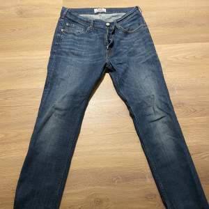 Acne studios Jeans som är använda men inga hål eller fel på osv.