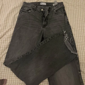 Jeans  - Gråa jeans ifrån zara, vid/rak modell. Använda fåtal gånger 