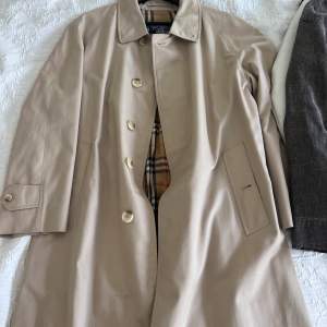 Vintage trenchcoat från burberry i bra skick. en knapp som är trasig bara se bild