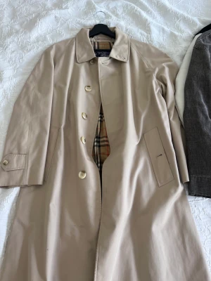 Burberry trenchcoat - Vintage trenchcoat från burberry i bra skick. en knapp som är trasig bara se bild