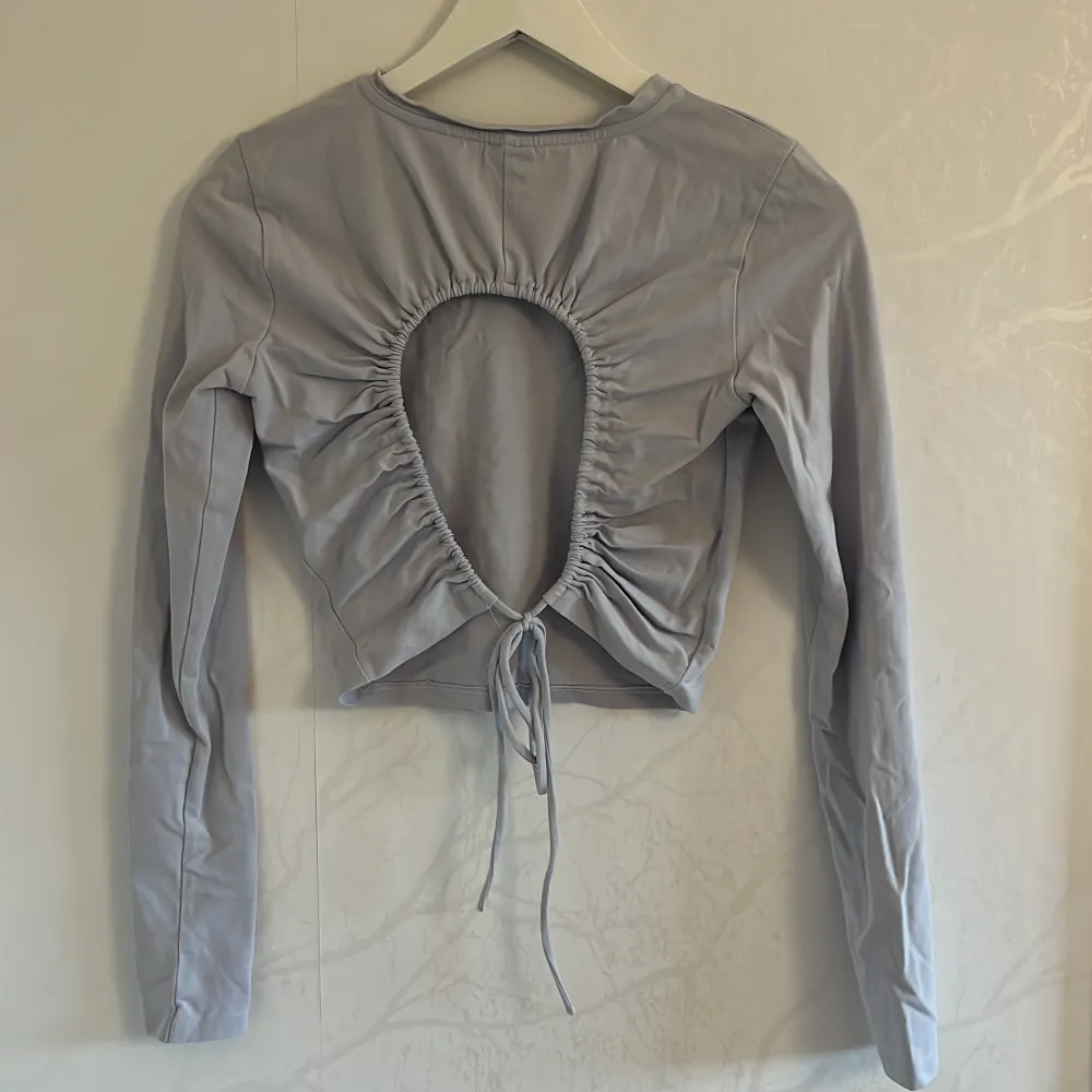Säljer en ljusblå/lila tröja med öppen rygg! Storlek S, från Gina Tricot💗 Knappt använd! Nypris: 200kr Säljer för: 150kr. Toppar.
