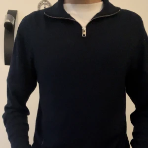 Jack & Jones Half zip tröja  - Zip tröja som inte passar mig särskilt bra, köptes nyligen bara några använt några gånger.