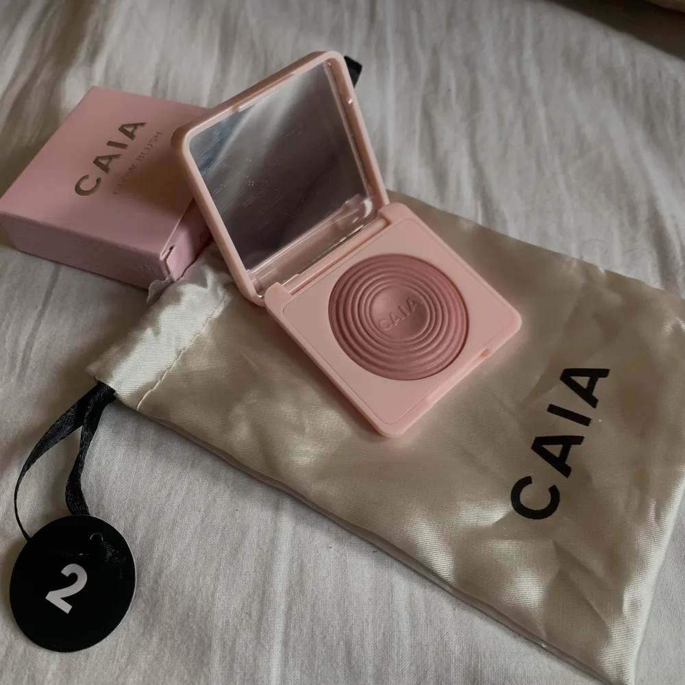 Säljer denna blush från CAIA - ”raspberry passion” 💕 den är helt oanvänd och har kvar förpackningen!   Nypriset hos CAIA är 265kr🫶🏼. Övrigt.