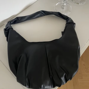 Handväska - Handväska i fakeskinn material. Helt Oanvänd. 