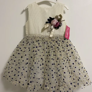 Klänning  - En vit klänning för fest. Det är för mellan 4-5 år. Är helt ny. 