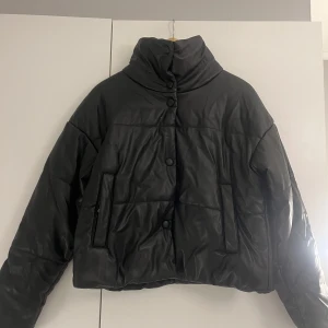 Skinnpufferjacka - Svart puffjacka ifrån nakd