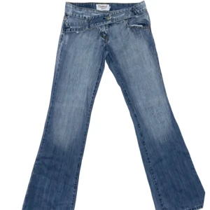 Low rise jeans - Low rise jeans med snyggt bälte i väldigt bra skick. Står storlek M på jeansen men passar definitivt mer som storlek S. Säljer då dom var för små för mig. Möts upp i stockholm, annars står köparen för frakt. Skriv för fler bilder💗