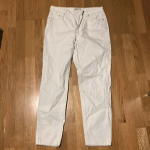 Gräddvita jeans - Toppenskick och knappt använda, jag säljer då jag märkt att de inte kommer till användning 
