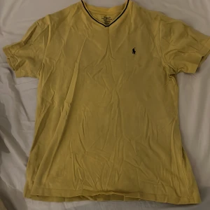 Ralp lauren T-shirt S - Unik Ralph Lauren T-shirt i bra skick. Inga hål eller fläckar. Inget mönster den behöver bara strykas 