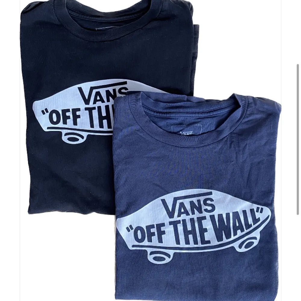 Två Vans t-shirts i bra skick, en som är åt det marinblå hållet och en som är svart. Enligt plagget så har den blåa storlek M(10-12 år) och den svarta L(12-14 år) men båda passar lika bra på mig! Utropspriset gäller för tröjorna tillsammans🫶🏼. T-shirts.