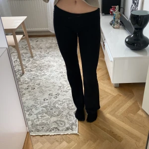 Trendiga tights - Söta tights från Nelly. Skönt material och inga defekter. De är lågmidjade och bootcut. Tycker de är lite korta på mig som är 174 cm. Pris kan diskuteras vid snabbt köp😊