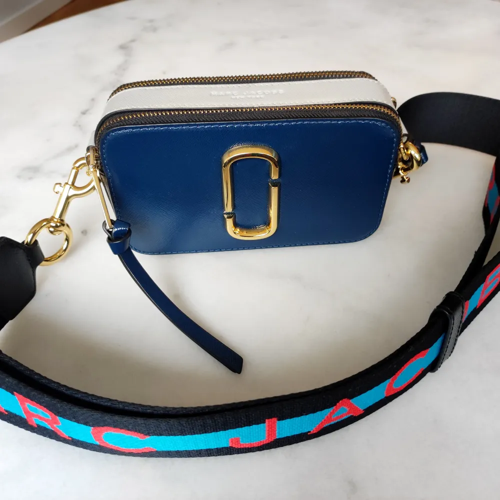 Very good condition. Zippers work. No scratches or marks. Golden parts are in great condition. From 2016. It comes with the cloth bag to keep the purse in good shape. . Laukut & Käsilaukut.