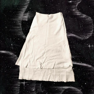 Vit kjol med pärlor - Ärvdav min mamma. Några pärlor har lossnat. Det finns en liten fläck men den synd knappt. (Men jag skickar bild om du är intresserad!)  Tyvärr inte struken på bilden. Men den är såklart finare struken!