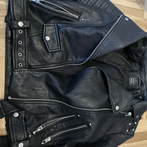 Skinnjacka  - Skinnjacka custom made. Fick den av en familjevänligs men den var för liten. Vet inte vart den kommer ifrån men går inte att få tag på någon annanstans. 