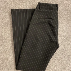 Randiga kostymbyxor  - Svart och vit randiga kostymbyxor från bikbok! Används ett fåtal gånger🫶🏼