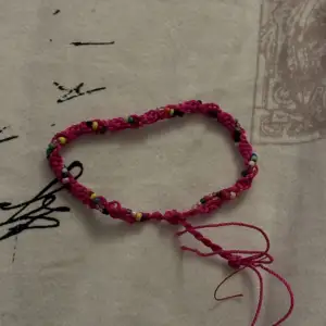 Rosa armband med pärlor som snurrar runt. Väldigt fint 💕