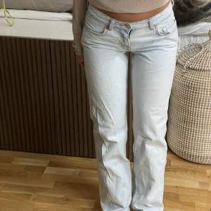 Säljer dessa lågmidjade jeans från weekday i modellen arrow som tyvärr blivit försmå, storlek W24 L32, sparsamt använda❤️