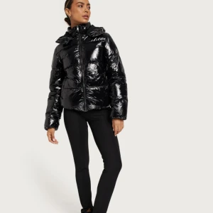 Vinterjacka - Instressekoll på denna jacka, helt ny. Storlek S sitter bra på mig som är 168 Hör av er vid frågor, pris kan diskuteras💕✨ (Bilderna är lånade från hemsidan)