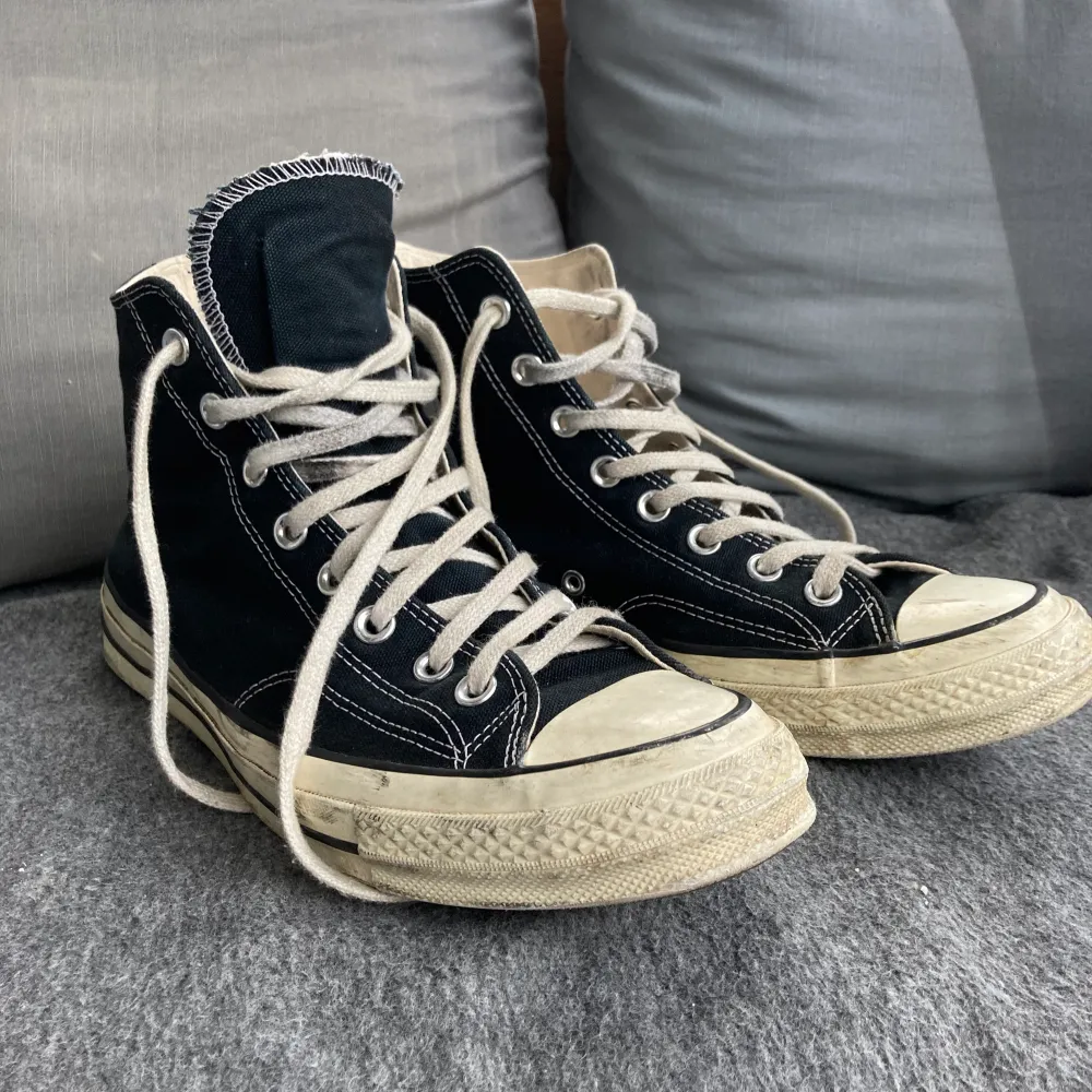 Svarta höga converse Strlk 42,5 Bra skick, väldigt lite använda.   Finns i Umeå kan skickas.. Skor.