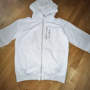 Sail racing hoodie - Säljer min sail racing i stolek M. Har en skada på fickan på bröstet där av satt ganska lågt pris. Hör av er vid intresse. 