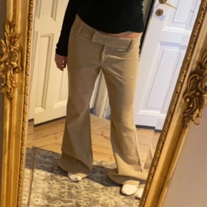 Lågmidjade byxor - Superfina lågmidjade manchesterbyxor med utsvängda ben i ljusbeige färg. Fint skick💕Passar storlek L. Skriv vid funderingar och kolla in mina andra annonser🥰
