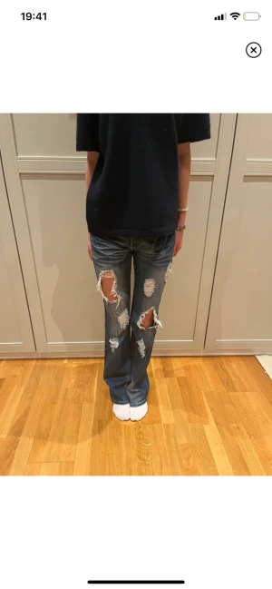 Lågmidjade jeans - Sååå sjukt snygga lågmidjade jeans med hål! Så unika och coola 🤩😍 inte hundra på om ja vill sälja så kollar lite intresset ❣️ midja rakt över: 36cm och innerbenslängden: 85cm ❣️stretchiga vid låren